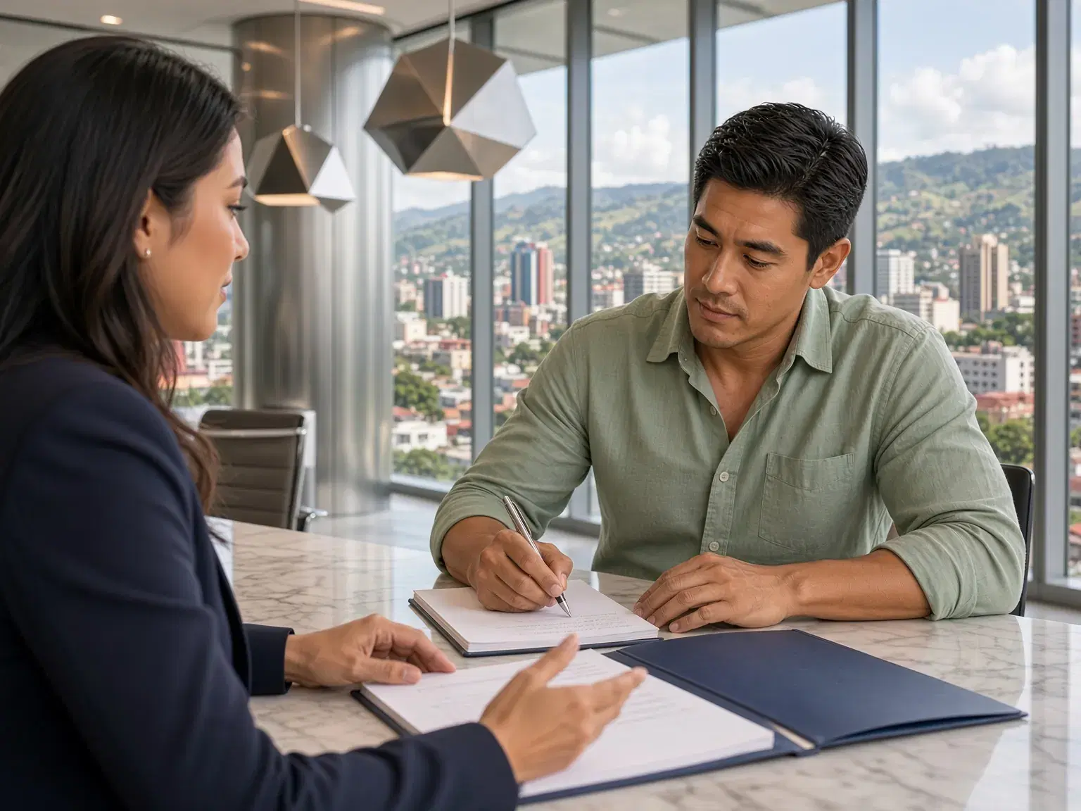 Emprendedor tomando notas mientras una abogada le explica un documento
